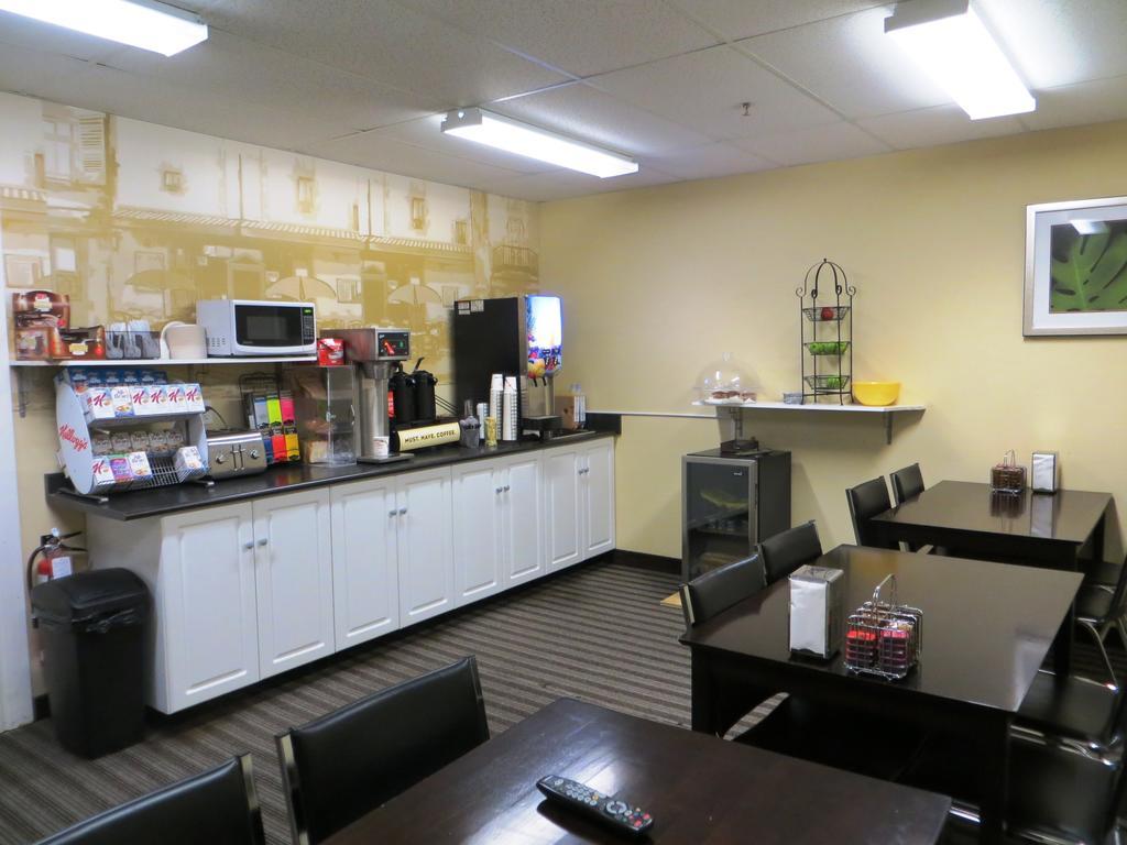 Hotel Super 8 By Wyndham Saskatoon Near Downtown Extérieur photo