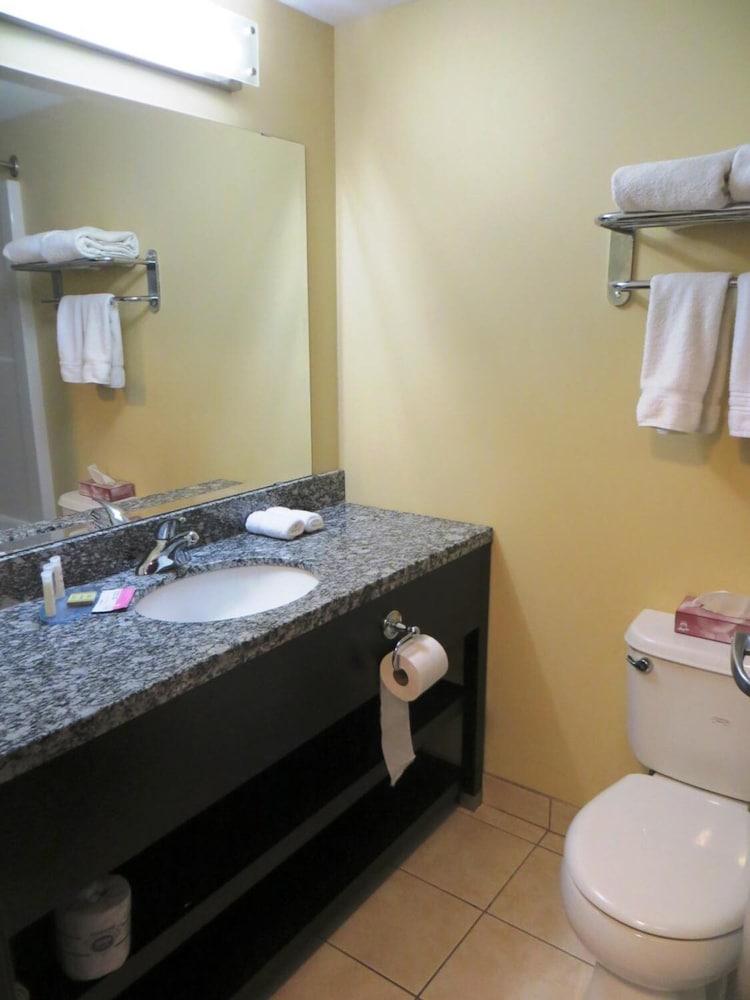 Hotel Super 8 By Wyndham Saskatoon Near Downtown Extérieur photo