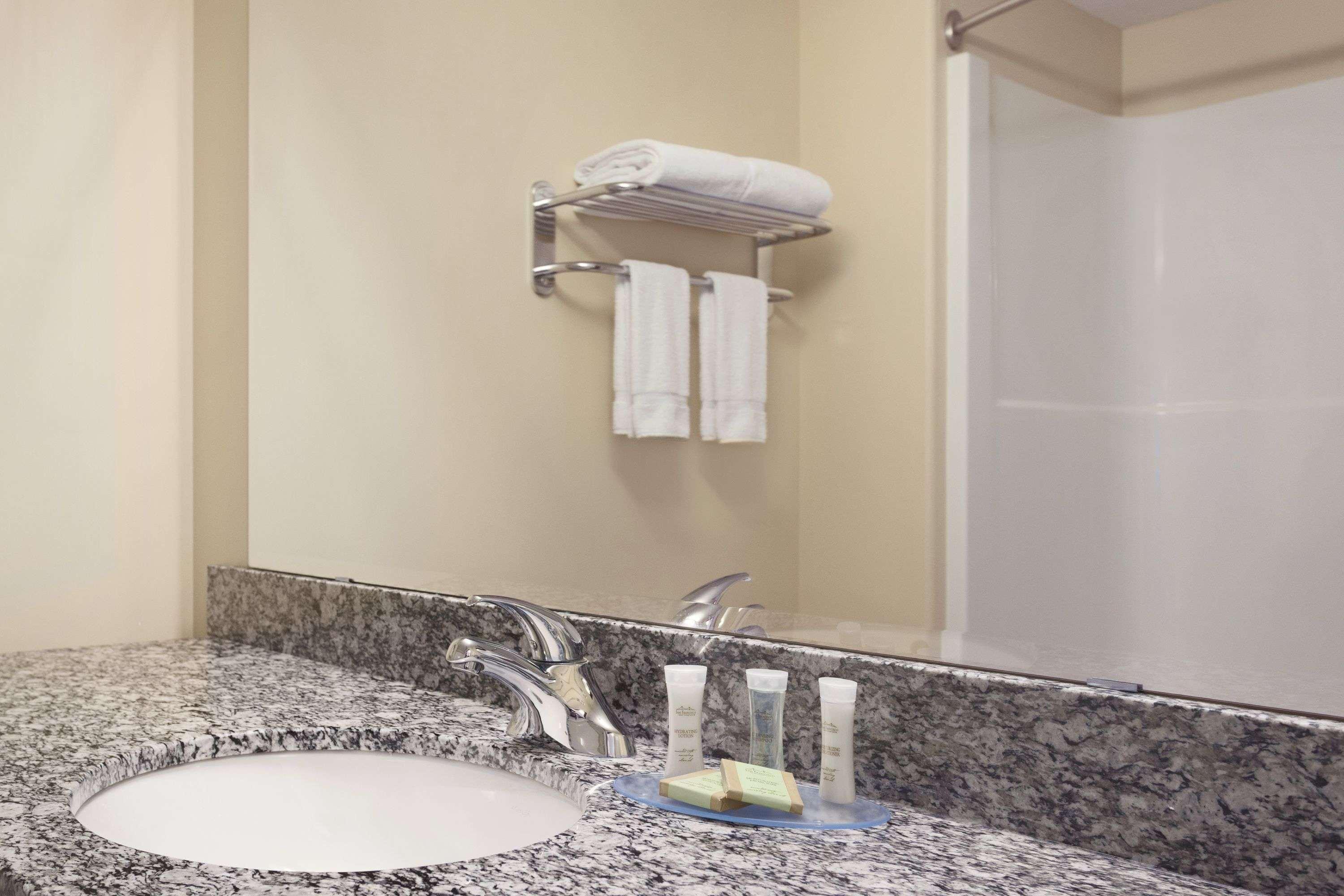 Hotel Super 8 By Wyndham Saskatoon Near Downtown Extérieur photo