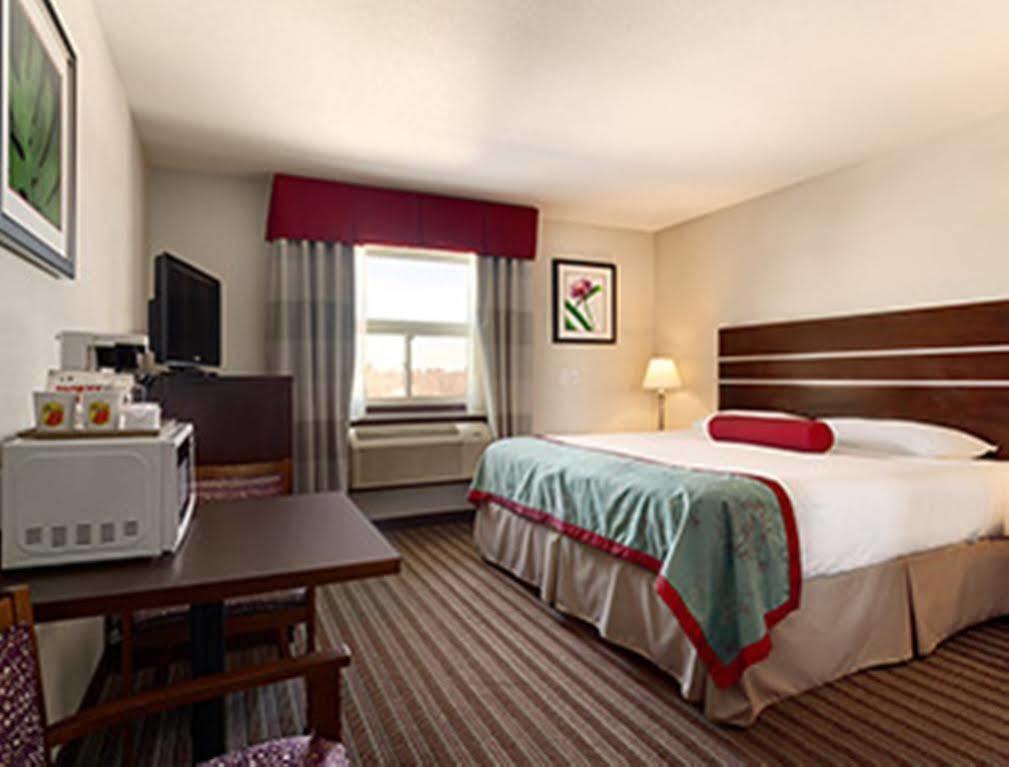Hotel Super 8 By Wyndham Saskatoon Near Downtown Extérieur photo
